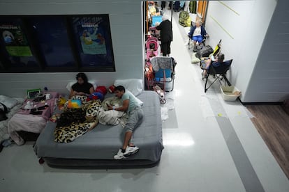 Familias se refugian en la Escuela Primaria Virgil Mills antes de la llegada del huracán Milton, en Palmetto, Florida.