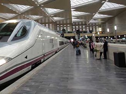 Una composición del AVE que une Madrid con Cataluña en la estación zaragozana de Delicias.