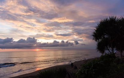 Canggu es más un concepto que un lugar tangible; hace apenas unos años solo había arrozales. Sin embargo, hoy su nombre sugiere diversión en playas como Batu Bolong (en la foto), continuación de la franja de arena que nace en Kuta, con fuerte oleaje y noches eternas en cafés creativos y espléndidos restaurantes. Tras la playa Batu Bolong se levanta el centenario complejo del Pura Batumejan, con un imponente templo en forma de pagoda que pone la nota tradicional.