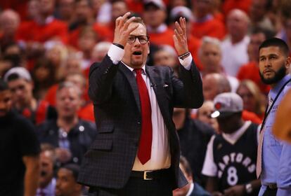 El entrenador de Toronto Raptors Nick Nurse, en un momento del partido. Nurse fue cuestionado por pedir tiempo muerto en un momento en que su equipo estaba en racha y por una última jugada en la que Kawhi Leonard no tuvo opción de lanzar.