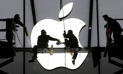 Unos operarios dan los últimos retoques antes de abrir la tienda de Apple en Hangzhou, al este de China, en enero de 2014.