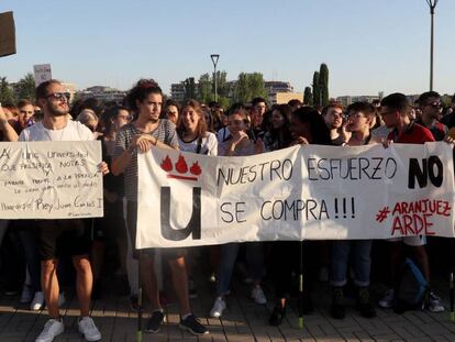 Un grupo de alumnos en la huelga convocada por las asociaciones estudiantiles en la Universidad Rey Juan Carlos (URJC) para protestar por los escándalos.