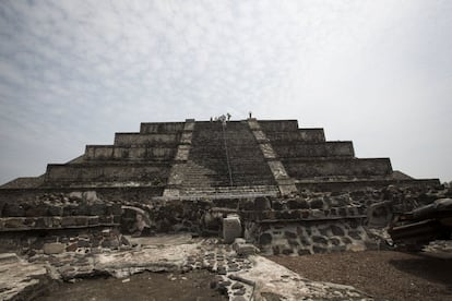 Las fosas fueron encontradas a los pies de la plaza de la Luna