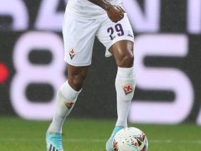 El defensa de la Fiorentina, Dalbert Henrique, durante el partido contra el Atalanta.