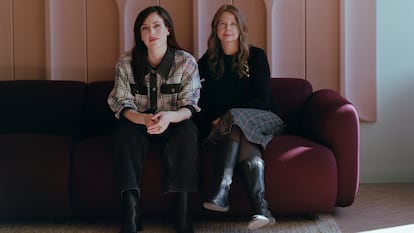 Almudena Carracedo y Natalia de Molina, directora y dobladora del documental 'No Estás Sola: La Lucha contra La Manada'.