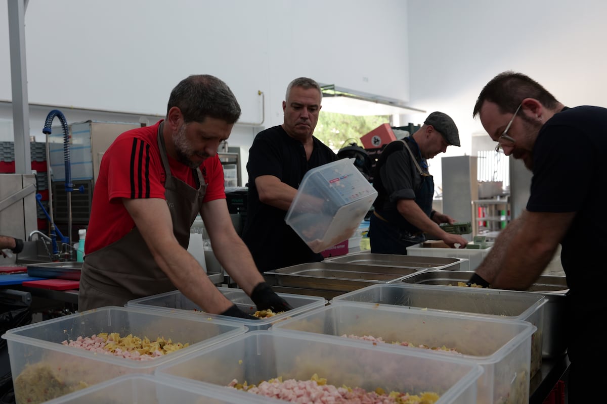 “Hoy más que nunca tengo claro por qué siempre quise ser cocinero”. La hostelería de Ávila y Madrid se vuelca en dar de comer a las personas desalojadas por los incendios
