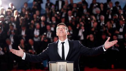 El actor Antonio Banderas, con el premio a mejor actor por 'Dolor y gloria', en el Cannes de 2019.
