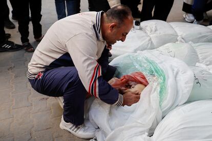 Un hombre lloraba junto al cadáver de un niño muerto en un ataque israelí en Rafah, este miércoles.  