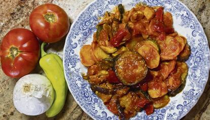Un plato de 'tumbet' o milhojas de verdura, con sus ingredientes.