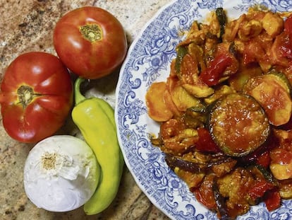 Un plat de tumbet, o milfulles de verdura, amb els seus ingredients.