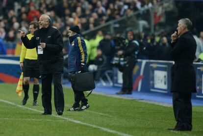 Del Bosque da instrucciones a sus jugadores en París.
