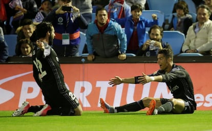 Cristiano Ronaldo celebra su segundo gol con Isco.