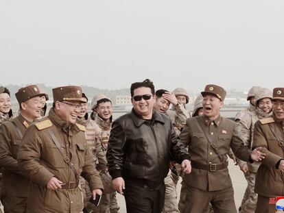 El líder norcoreano, Kim Jong-un, junto a unos militares durante lo que, según los medios oficiales, fue el lanzamiento del misil intercontinental Hwasong-17 el pasado jueves.