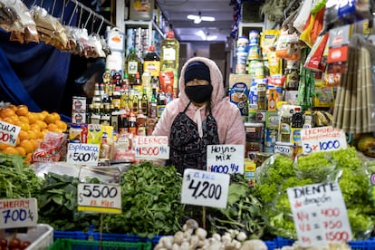 Inflación: una vendedora de frutas y verduras en la Vega Central, el mercado más popular de Santiago, Chile