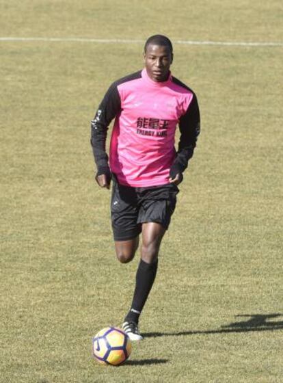 Adrián Ramos, durante un entrenamiento con el Granada.