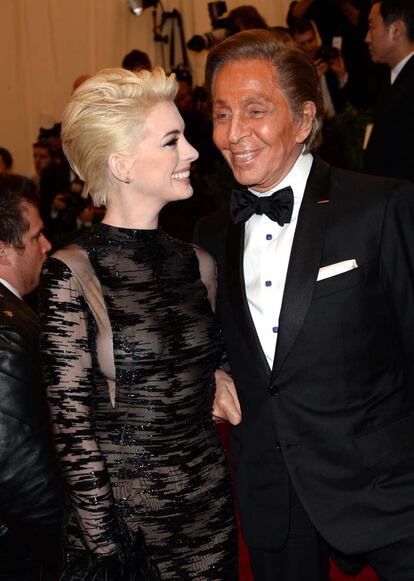 Anne Hathaway y Valentino, inseparables.
