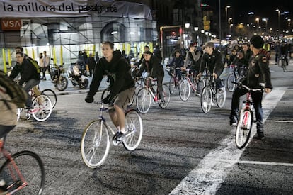 Marxa nocturna reivindicativa a favor de la bicicleta a Barcelona.