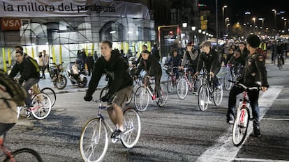 Marcha nocturna reivindicativa a favor de la bicicleta a Barcelona.