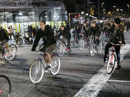 Marcha nocturna reivindicativa a favor de la bicicleta a Barcelona.