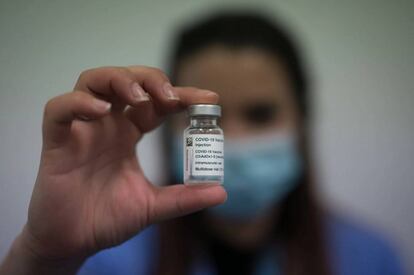 Una infermera subjecta un vial de la vacuna d'AstraZeneca, dijous a La Farga de l'Hospitalet de Llobregat.