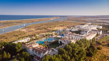 En los apartamentos del Golden Club Cabanas, los viajeros se adentrarán en un entorno natural y muy próximo a la encantadora localidad de Tavira. Se ubica en primera línea de playa, con unas magníficas vistas a la ría.