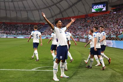Jude Bellingham celebra el primer gol de su equipo durante el partido del Grupo B de la Copa Mundial Qatar 2022 entre Inglaterra e Irán en el Estadio Internacional Khalifa en Doha.
