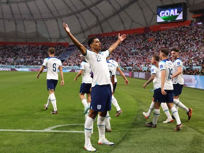 Jude Bellingham celebra  el primer gol de su equipo durante el partido del Grupo B de la Copa Mundial Qatar 2022 entre Inglaterra e Irán en el Estadio Internacional Khalifa en Doha.