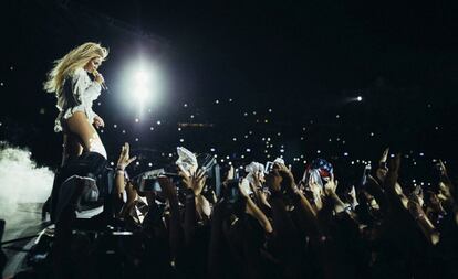 Beyonc apropant-se als fans durant la seva actuaci a Barcelona, ahir dimecres.