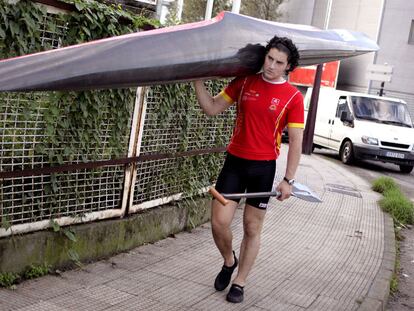 David Cal porta su piragua, antes de un entrenamiento, en una imagen del 2006.