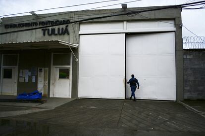 Un oficial de policía en el acceso principal del centro penitenciario de Tuluá.