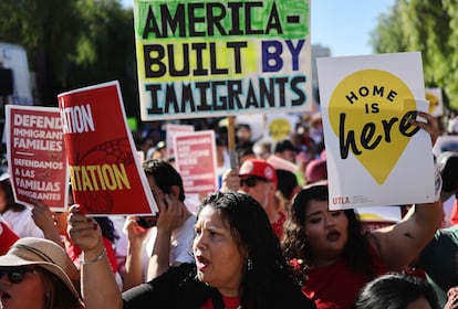 Activistas de los derechos de los inmigrantes marchan a un centro de detención de ICE en Los Angeles, California, en diciembre de 2024.