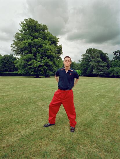 Eddie Redmayne viste polo Miu Miu y pantalones y zapatos Prada.