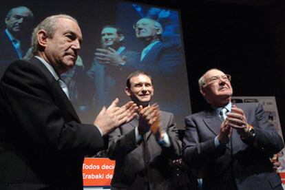 Los tres <i>lehendakaris</i> de la democracia, Carlos Garaikoetxea, Juan José Ibarretxe y José Antonio Ardanza, en el acto de hoy.