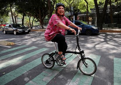 Gálvez en su bicicleta por Ciudad de México. 