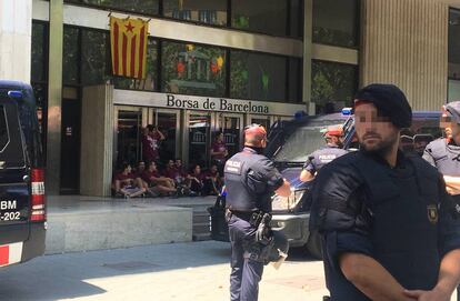 Joves d'Arran s'encadenen a la Borsa de Barcelona.