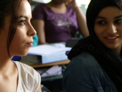 Ahlam (izquierda) y Aisha, en un momento del documental