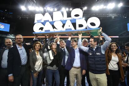 El candidato a la presidencia del Gobierno por el PP, Pablo Casado (centro), junto al resto de candidatos, durante el acto de cierre de campaña que los populares celebran este viernes en el Palacio de los Deportes de Madrid.