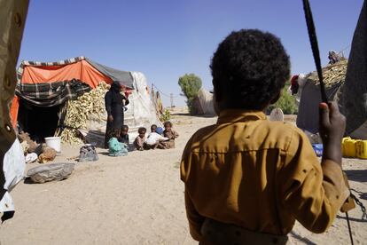 Unos niños se sientan fuera de su tienda de campaña en el campamento de Al-Khuseif para desplazados internos, en Marib. En total son diez hermanos que viven con su madre y su padre, Ali Qaid. No disponen ni de baño ni de cocina. Miles de personas vulnerables en el campamento se ven afectadas por el miedo, los desafíos económicos y la privación de medios de subsistencia. Estas dificultades están afectando directamente su salud mental. No tienen comida para comer, ropa para vestirse ni espacios seguros para vivir con sus hijos. Esto conduce a efectos negativos en los planos físico y psíquico.