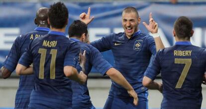 Benzema celebra uno de su goles con el resto de compa&ntilde;eros