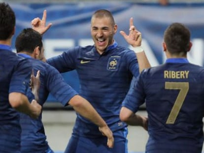 Benzema celebra uno de su goles con el resto de compa&ntilde;eros