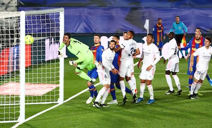 El balón se estrella en el palo tras un saque de esquina sacado por Messi, al fondo.