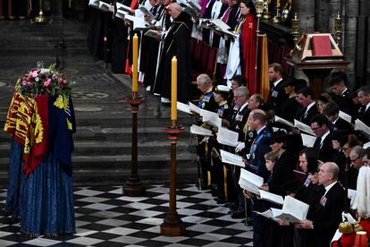 La familia real británica, durante el funeral de la reina Isabel II, en la abadía de Westminster. 