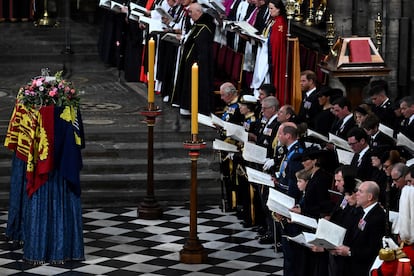 La familia real británica, durante el funeral de la reina Isabel II, en la abadía de Westminster.