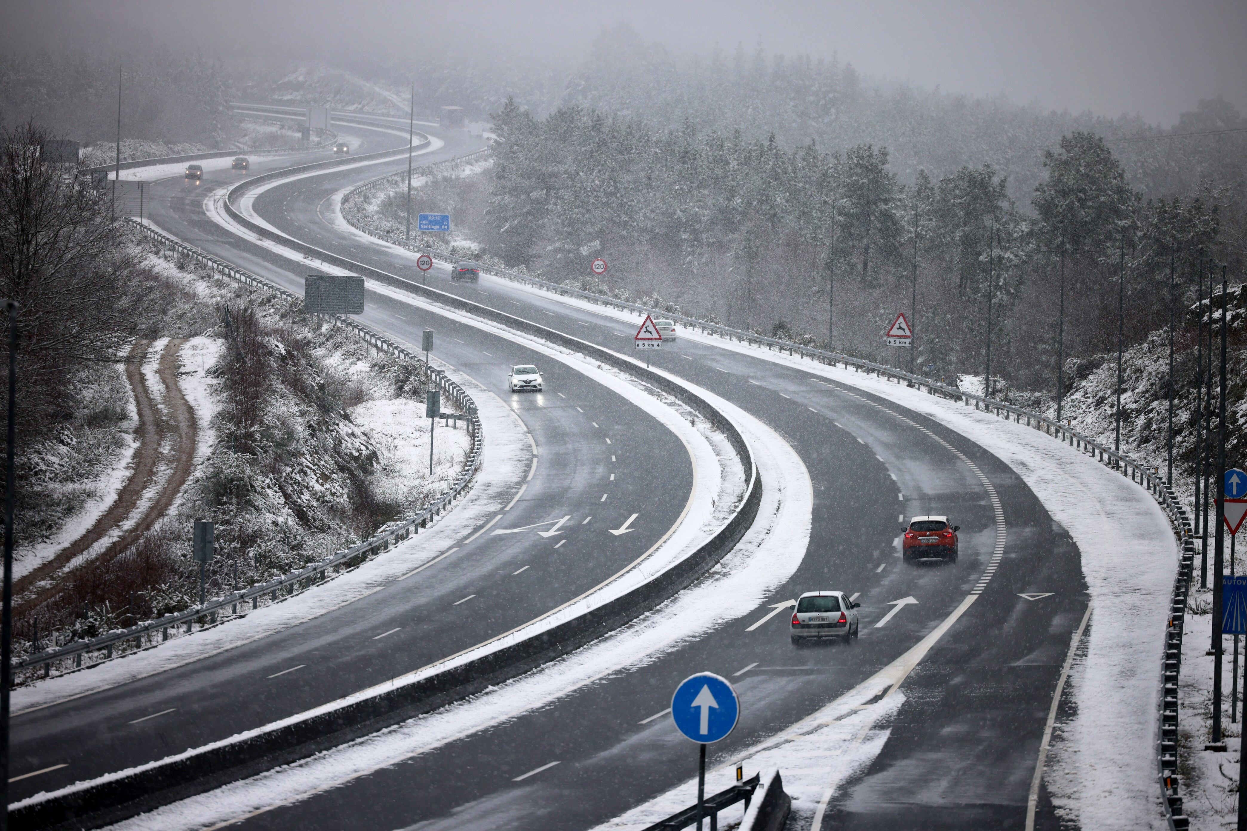 Los 1.000 camioneros retenidos en las carreteras españolas por el temporal ya pueden continuar con la circulación