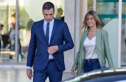 Pedro Sanchez y Begoña Gomez durante su visita al rey emérito este verano en la clínica Quirón de Madrid.