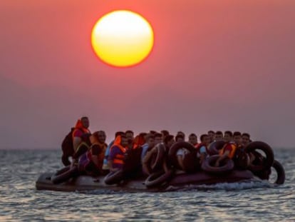 Una barcaza con inmigrantes frente a Grecia.