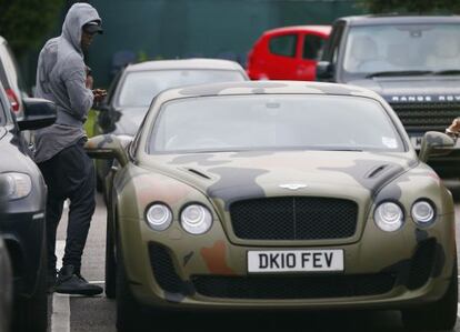 Balotelli, a su llegada a la ciudad deportiva del Manchester City