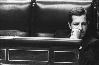 El presidente Adolfo Su&aacute;rez, con gesto pensativo, solo, en el banco azul del Congreso de los Diputados.