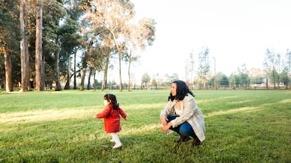 Una joven cuida a su hija en Lautaro, en la región de La Araucanía, Chile, en noviembre de 2023.