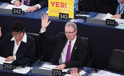 Axel Voss vota a favor de la reforma del 'copyright', de la que ha sido el principal impulsor, hoy en Estrasburgo.